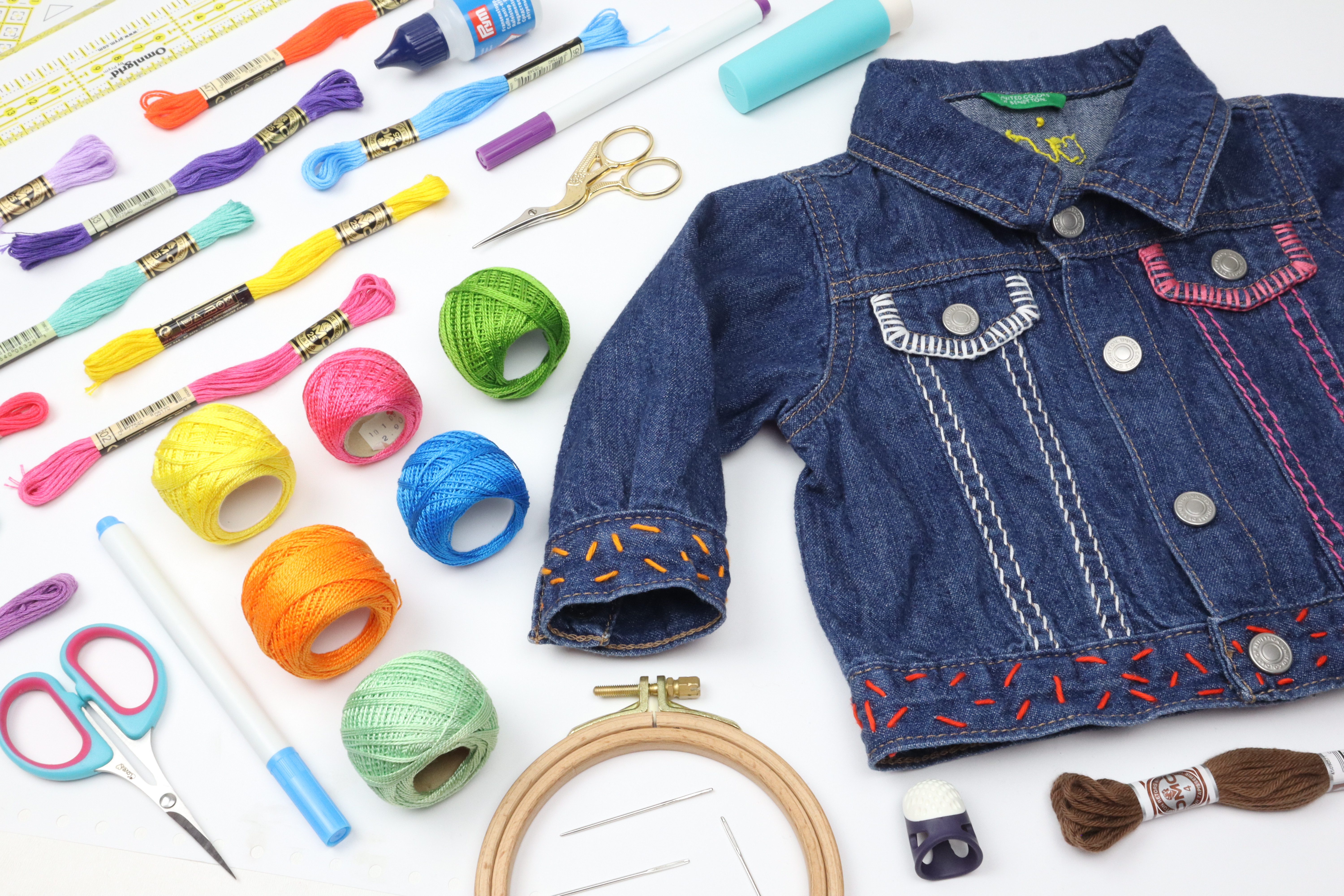 foto di strumenti da ricamo e jeans